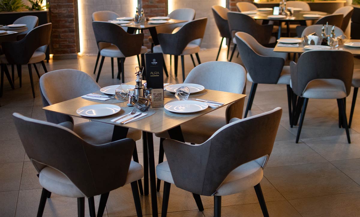 Restoran Aura vo Kumanovo so stolici i masi od Mahagoni Furniture.