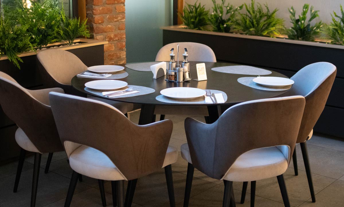 Stolici Franceska i kruzna masa Polaris od Mahagoni furniture vo restoran Aura.