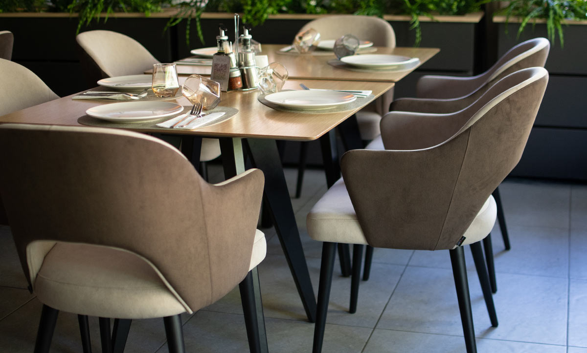 Stolici Franceska i masa Polaris od Mahagoni furniture vo restoran Aura.