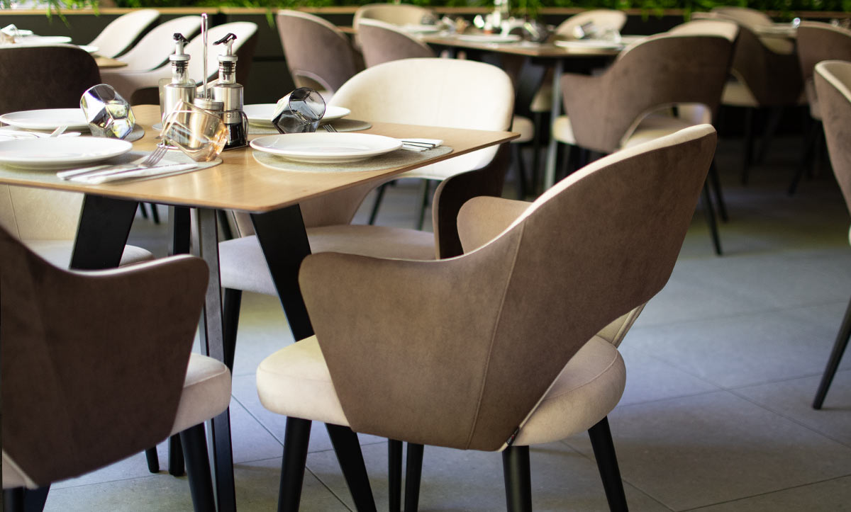 Stolici Franceska i masa Polaris od Mahagoni furniture vo restoran Aura.