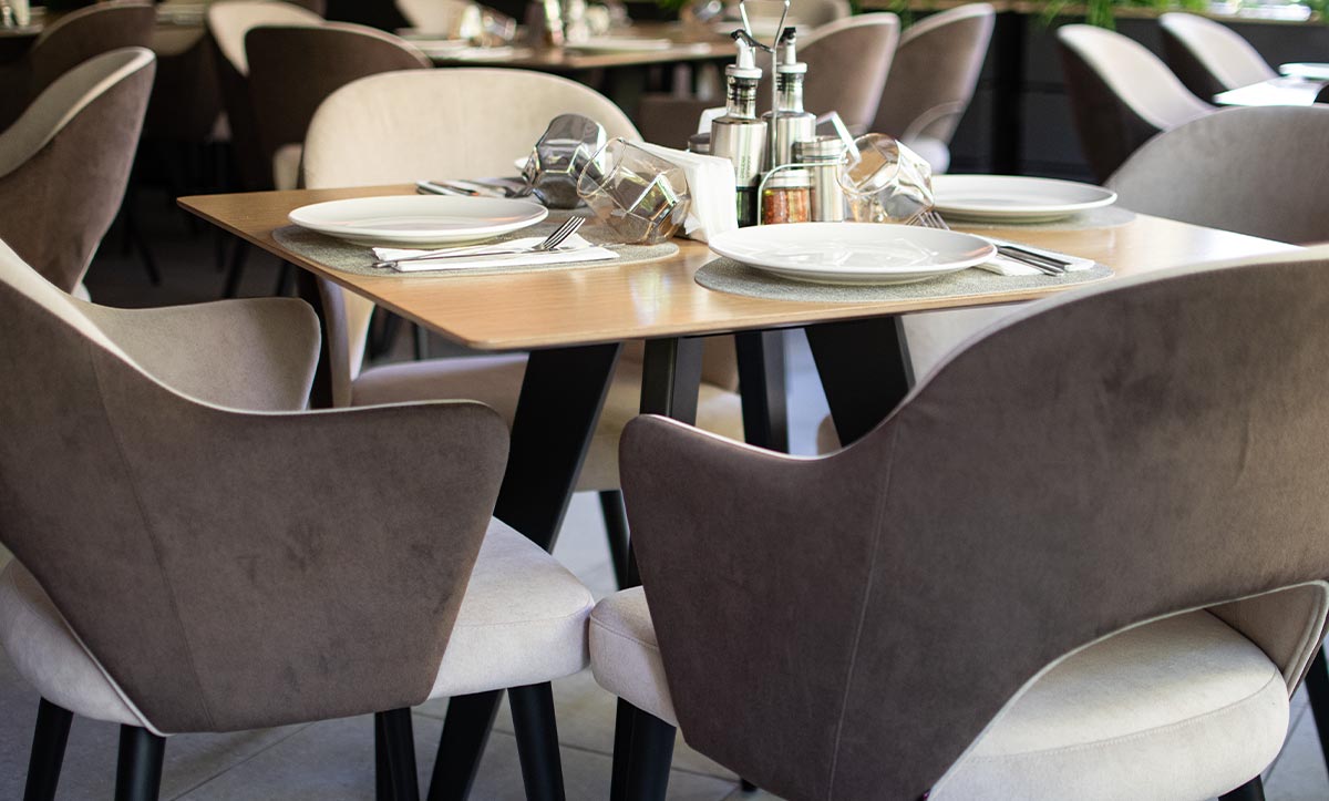 Stolici Franceska i masa Polaris od Mahagoni furniture vo restoran Aura.