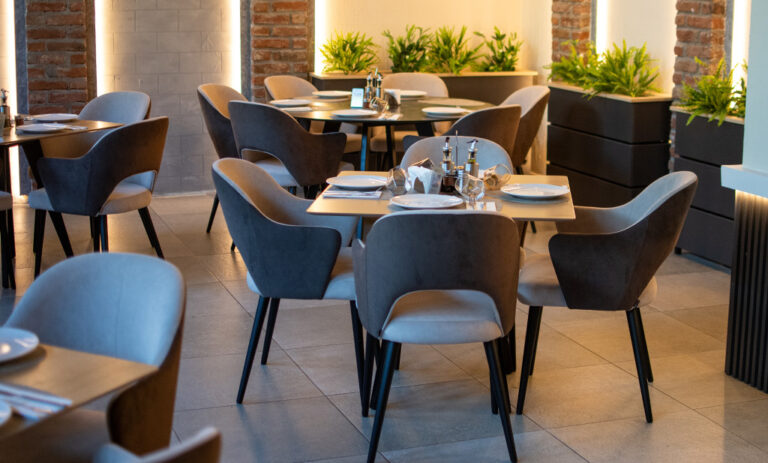 Restoran Aura vo Kumanovo so stolici i masi od Mahagoni Furniture.