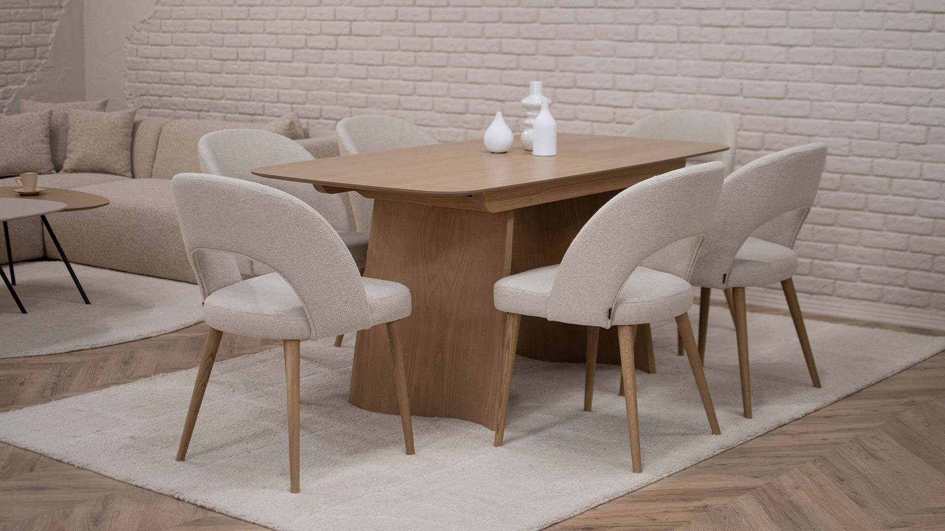 Комбинација на маса од дрво даб со трпезариски столици со даб ногарки и светло крем мебел штоф. 