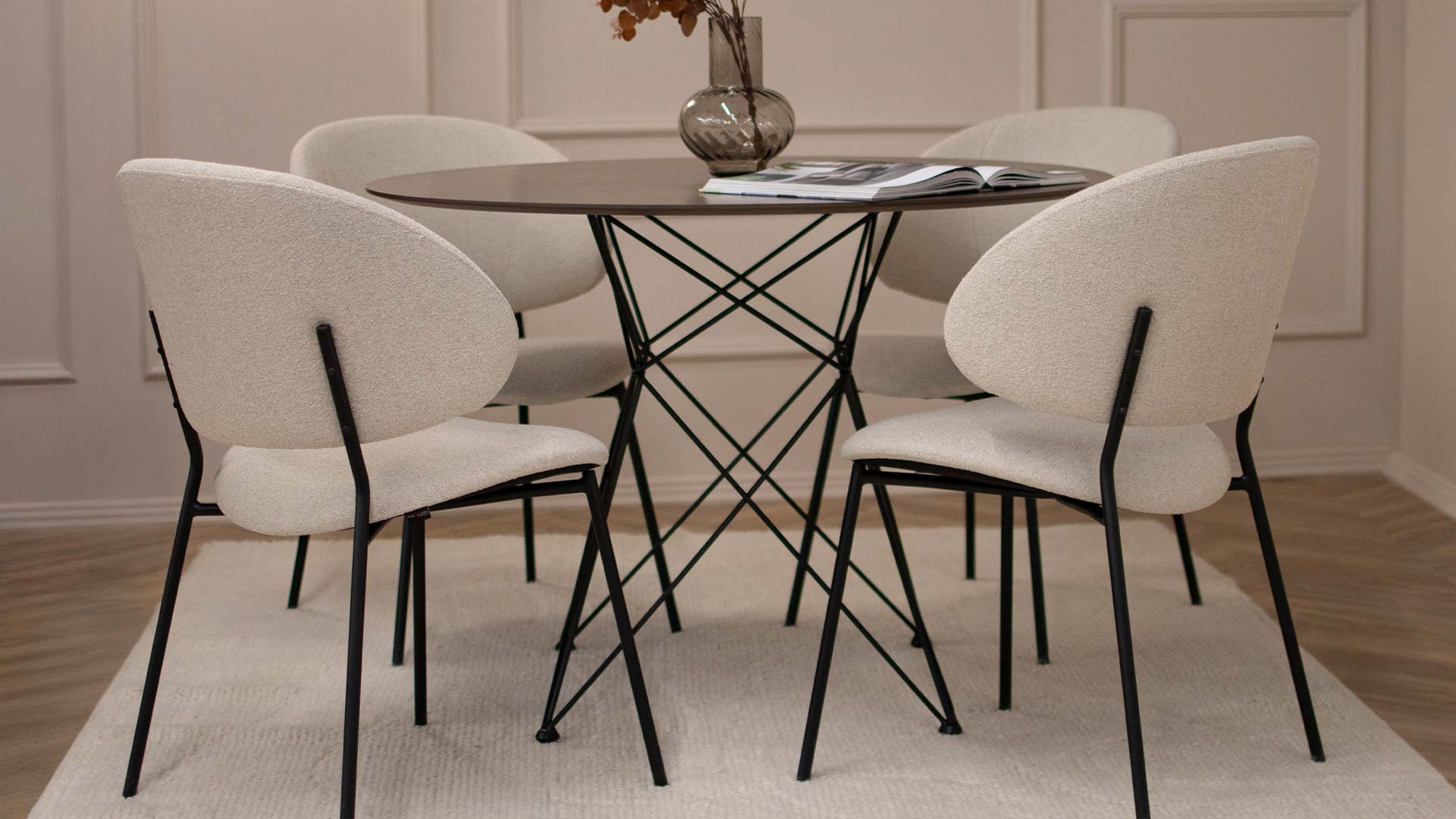 Мала кружна маса со плотна даб и црни метални ногарки со трпезариски столици со метални ногарки.