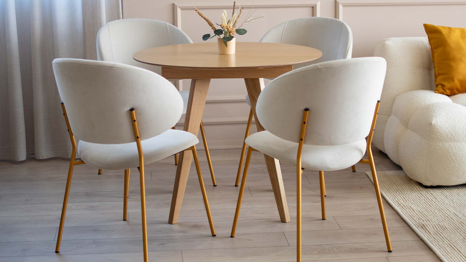 Комбинација на мала кружна маса со опција за продилжување од даб натур, во комбинација со трпезариски столици со метални ногарки но во златна боја која одговара со даб. 