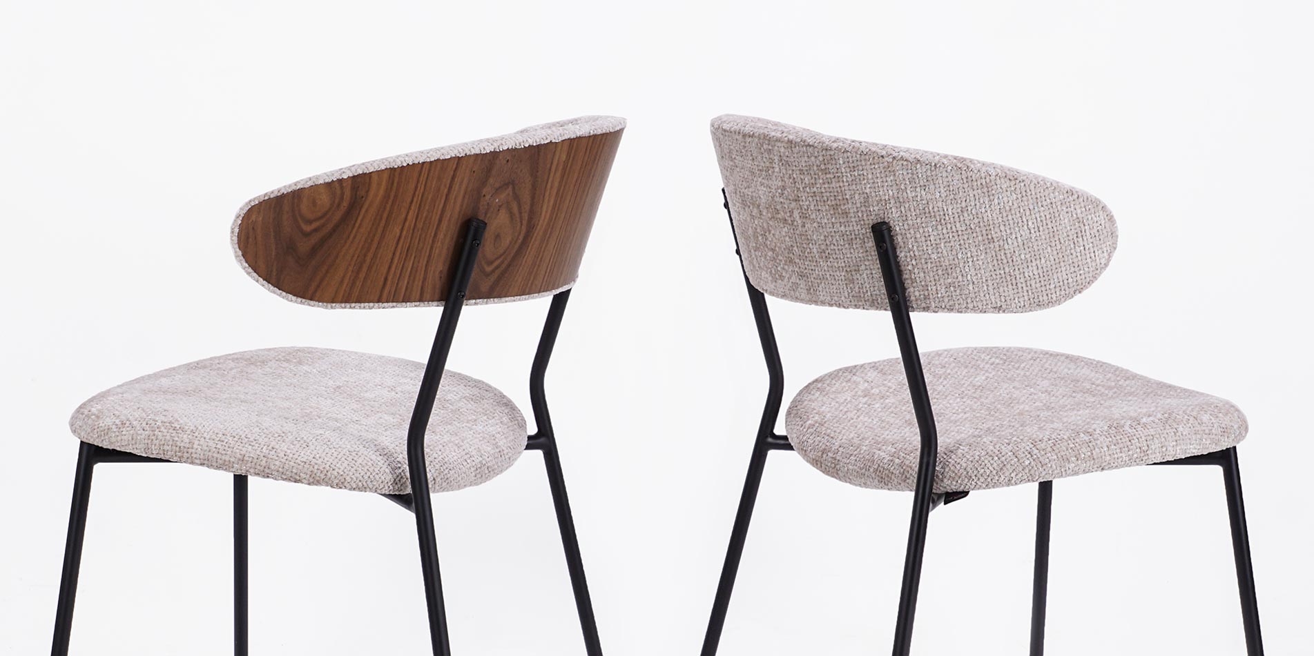 Trpezariska stolica Oasisi so tapaciran grb i so grb od furnir orev. 