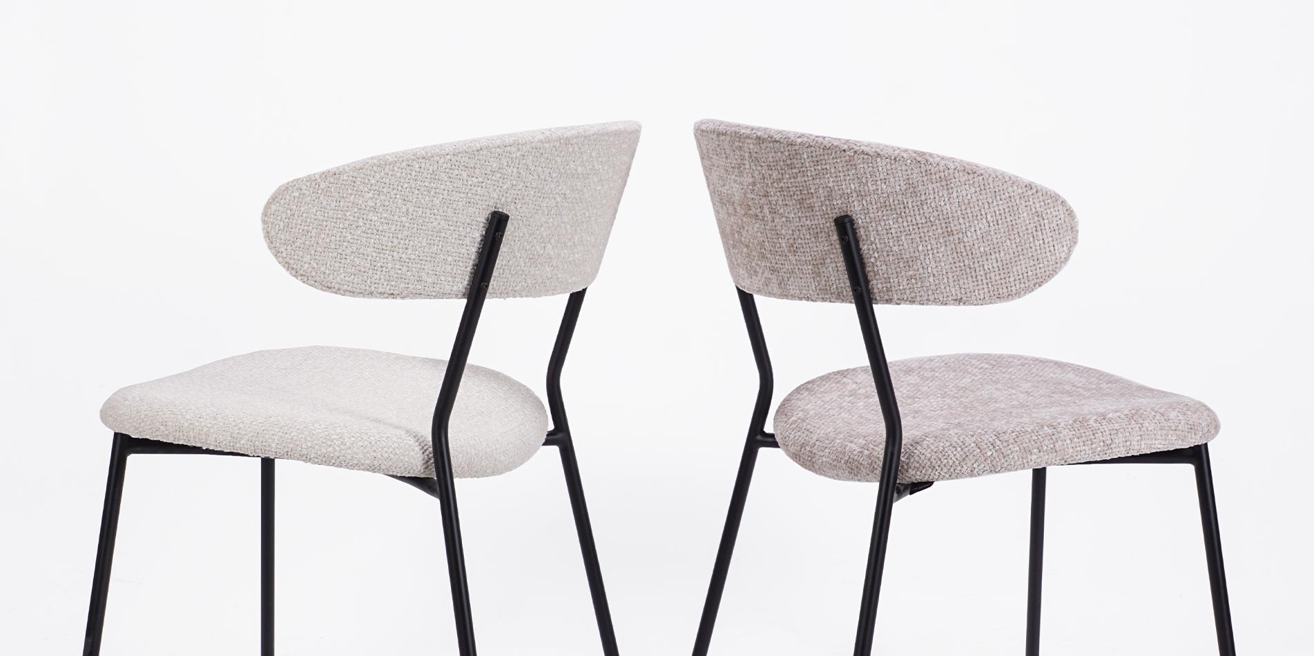 Dve trpezariski stolici Oasis tapacirani, ednata vo krem mebel stof drugata vo bel mebel stof. 