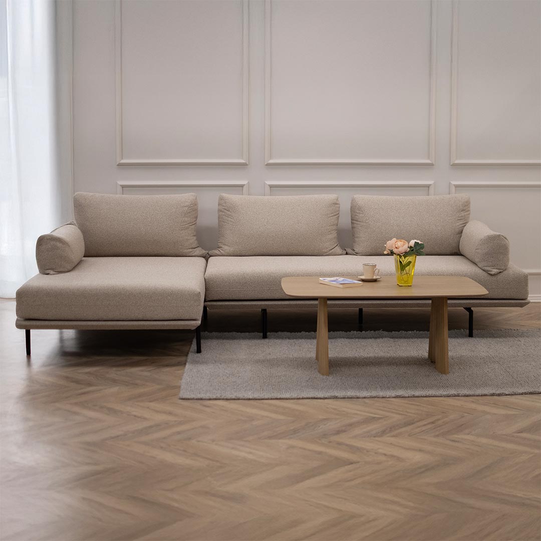 Аголна гарнитура составена иод два дела и формира димензија 310/165 cm со подвижни перници и високо квалитетен мебел штоф во беж боја.