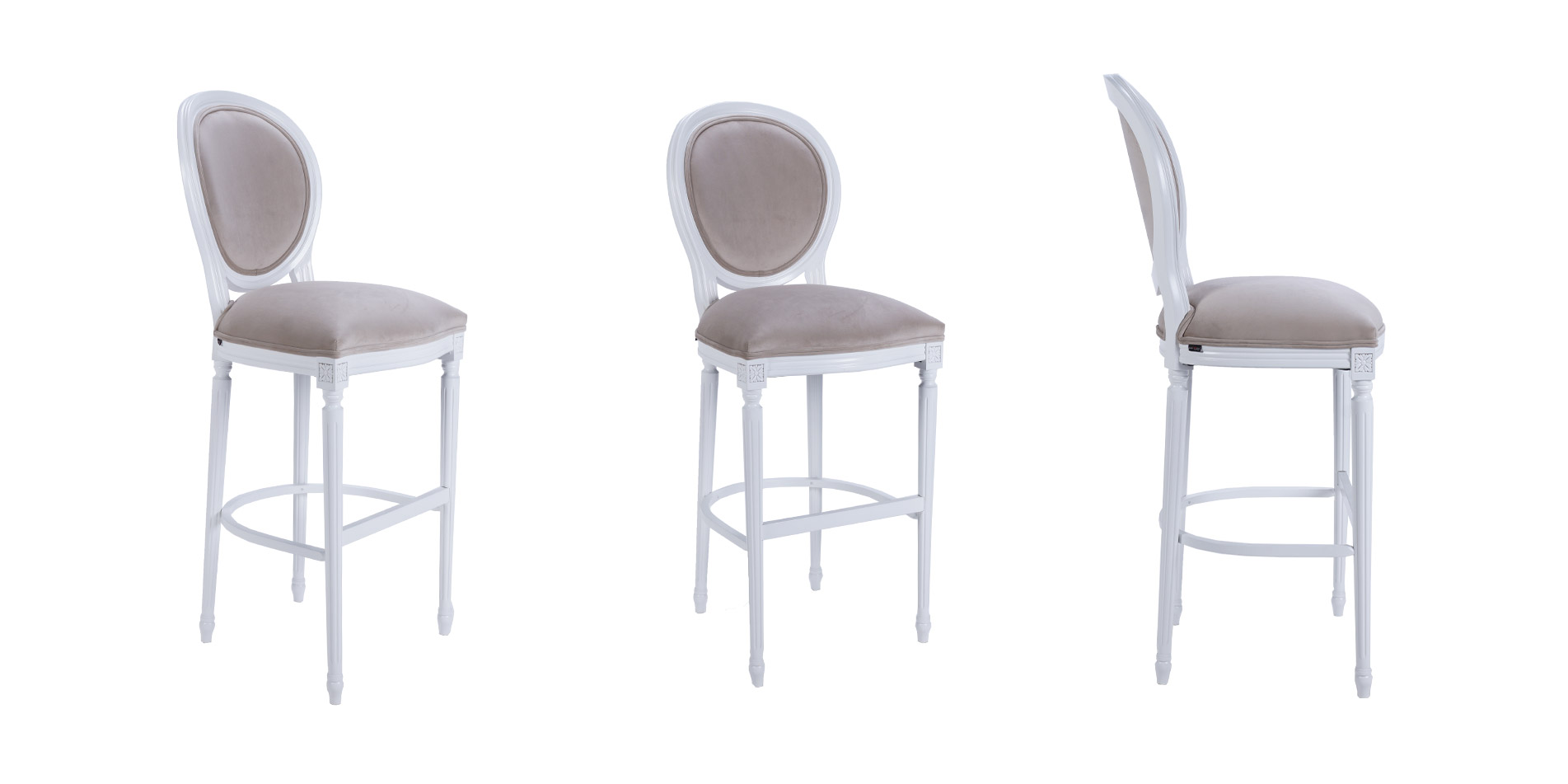 barski stolici Luigi vo barok stil, vo bela mat boja i svetlo krem tapacir.