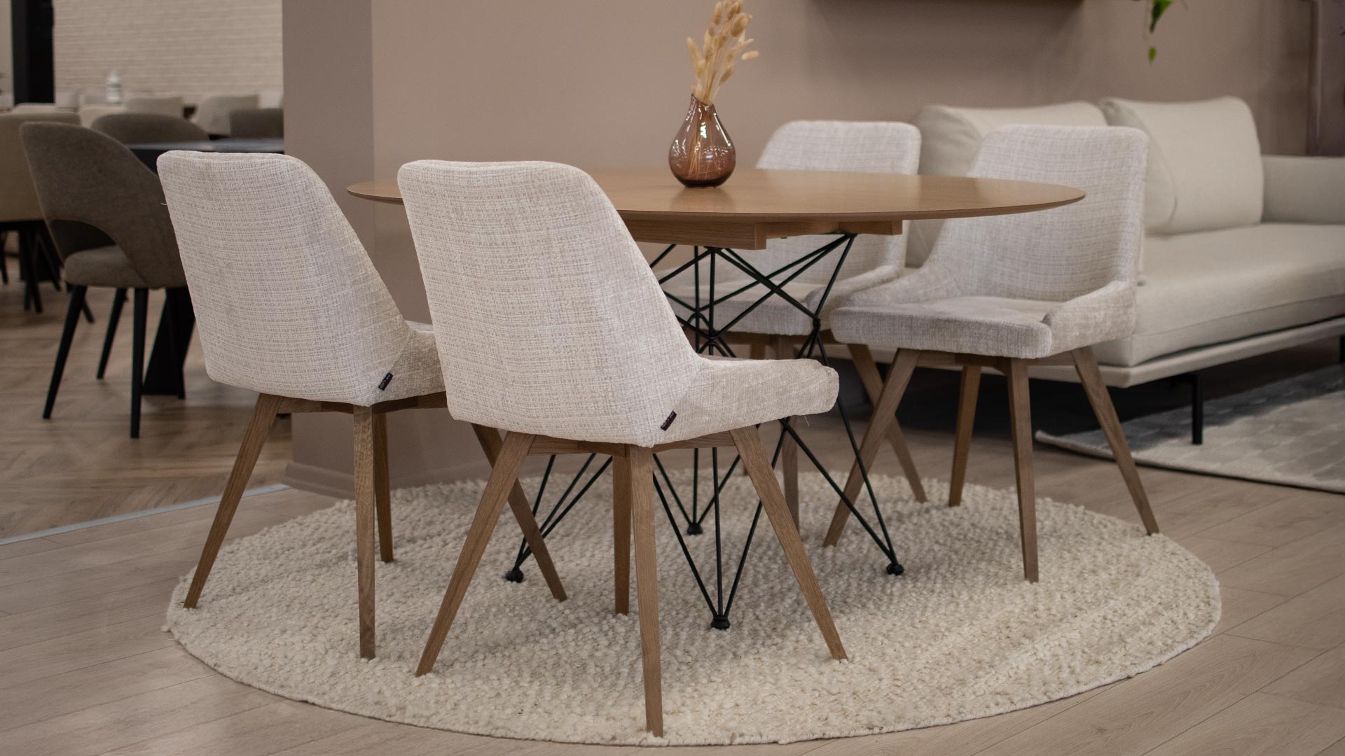 Кружен килим: кога и зошто? Мала кружна маса со метални ногарки со кружен волнен килим.