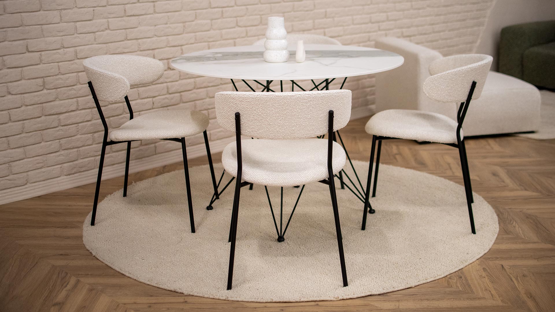 Мала кружна трпезариска маса со плотна Laminam со мал кружен волнен килим.