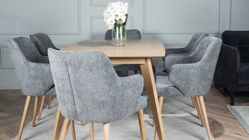 Пет совршени комбинации на дрво и ткаенина блог-сиви столици со даб маса