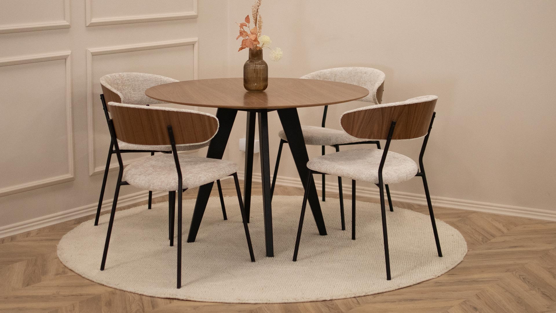 Мала кружна маса со кружен волнен килим.