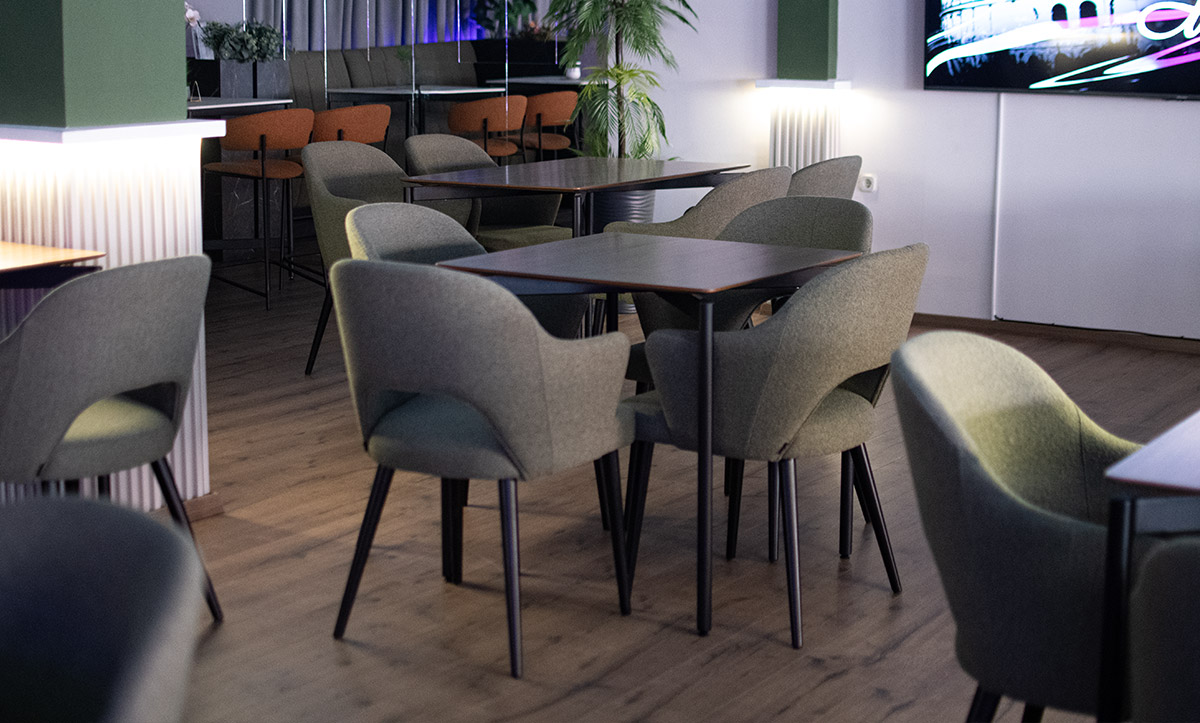 CAfe BAr vo Kumanovo so stolici i masi od Mahagoni Furniture.