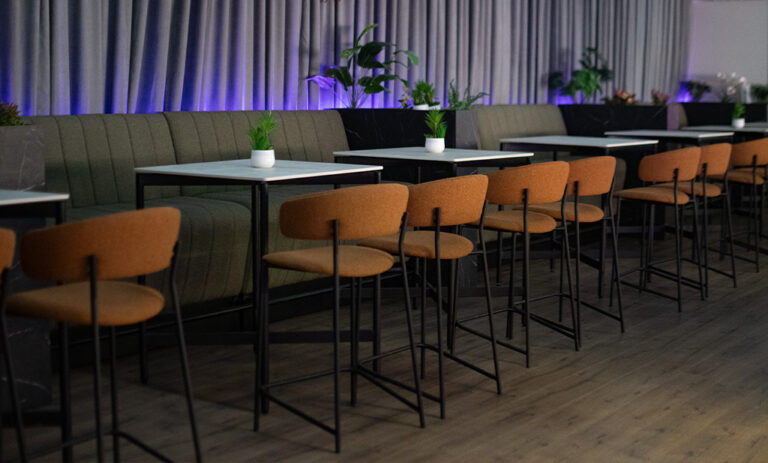 Cafe bar so barski stolici i masi od Mahagoni Furniture.