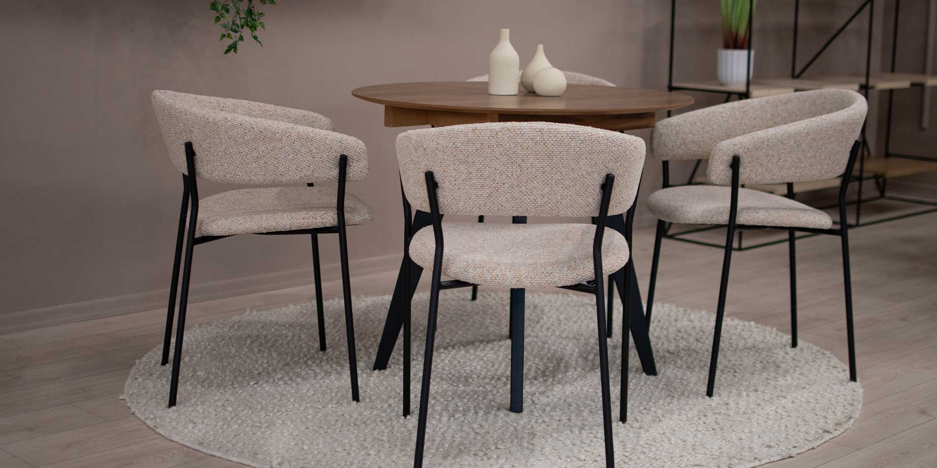 Трпезариска столица Амели во беж мебел штоф со мала кружна маса.