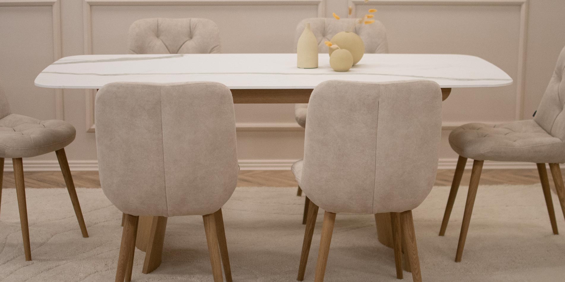 Трпезариска маса со плотна Laminam керамичка површина во комбинација со две неправилни даб ногарки. 