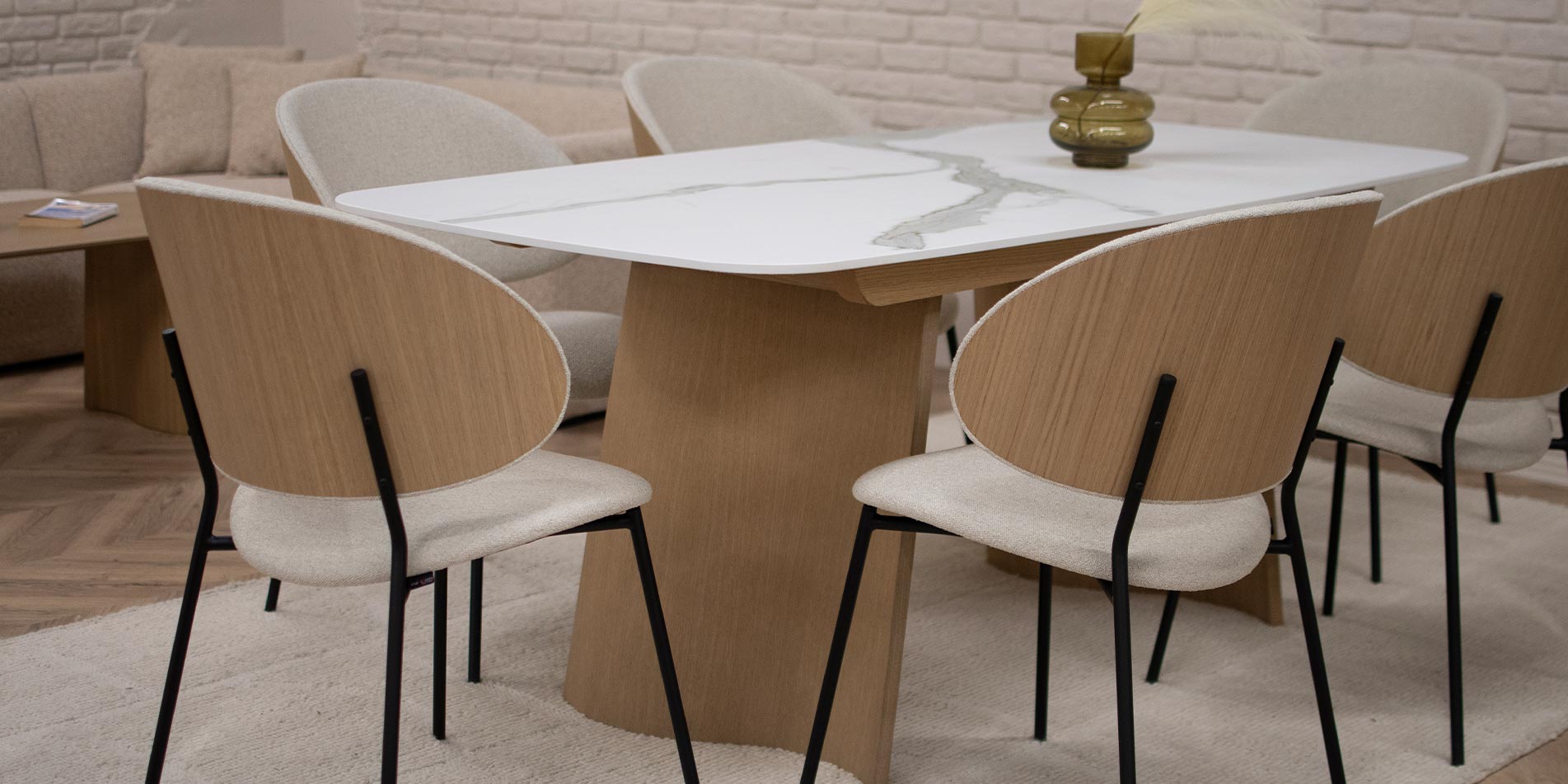Трпезариска маса со плотна Laminam керамичка површина во комбинација со две неправилни даб ногарки. 