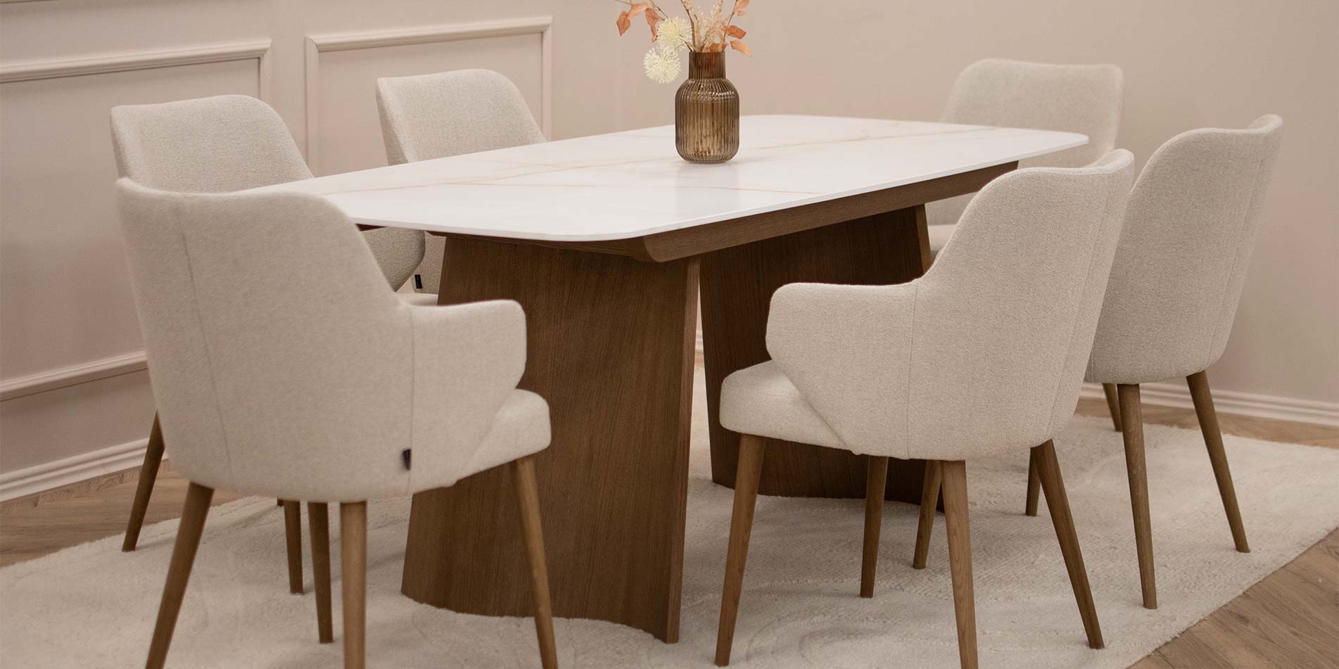 Трпезариска маса со плотна Laminam керамичка површина во комбинација со две неправилни даб ногарки. 