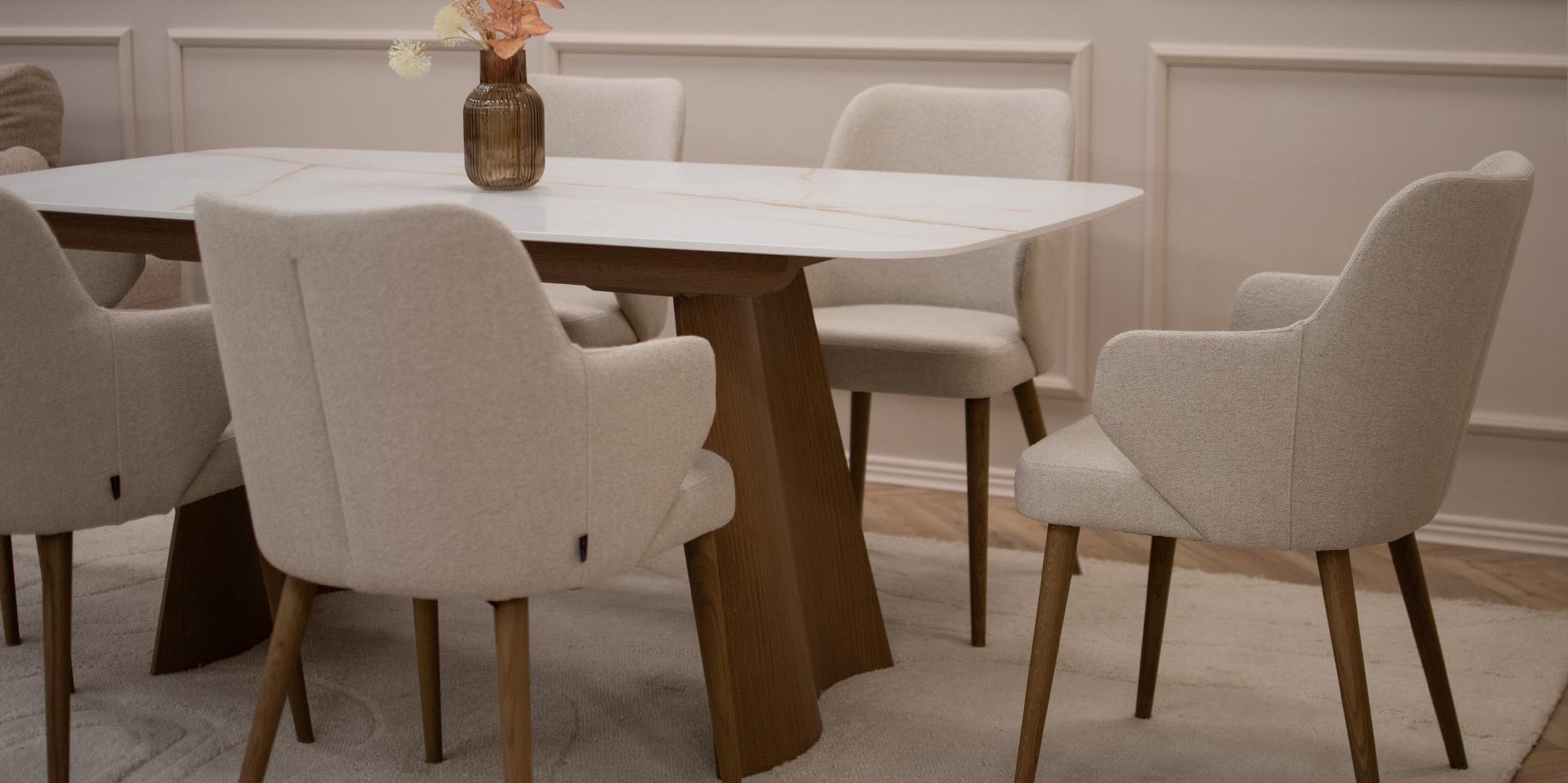 Трпезариска маса со плотна Laminam керамичка површина во комбинација со две неправилни даб ногарки. 