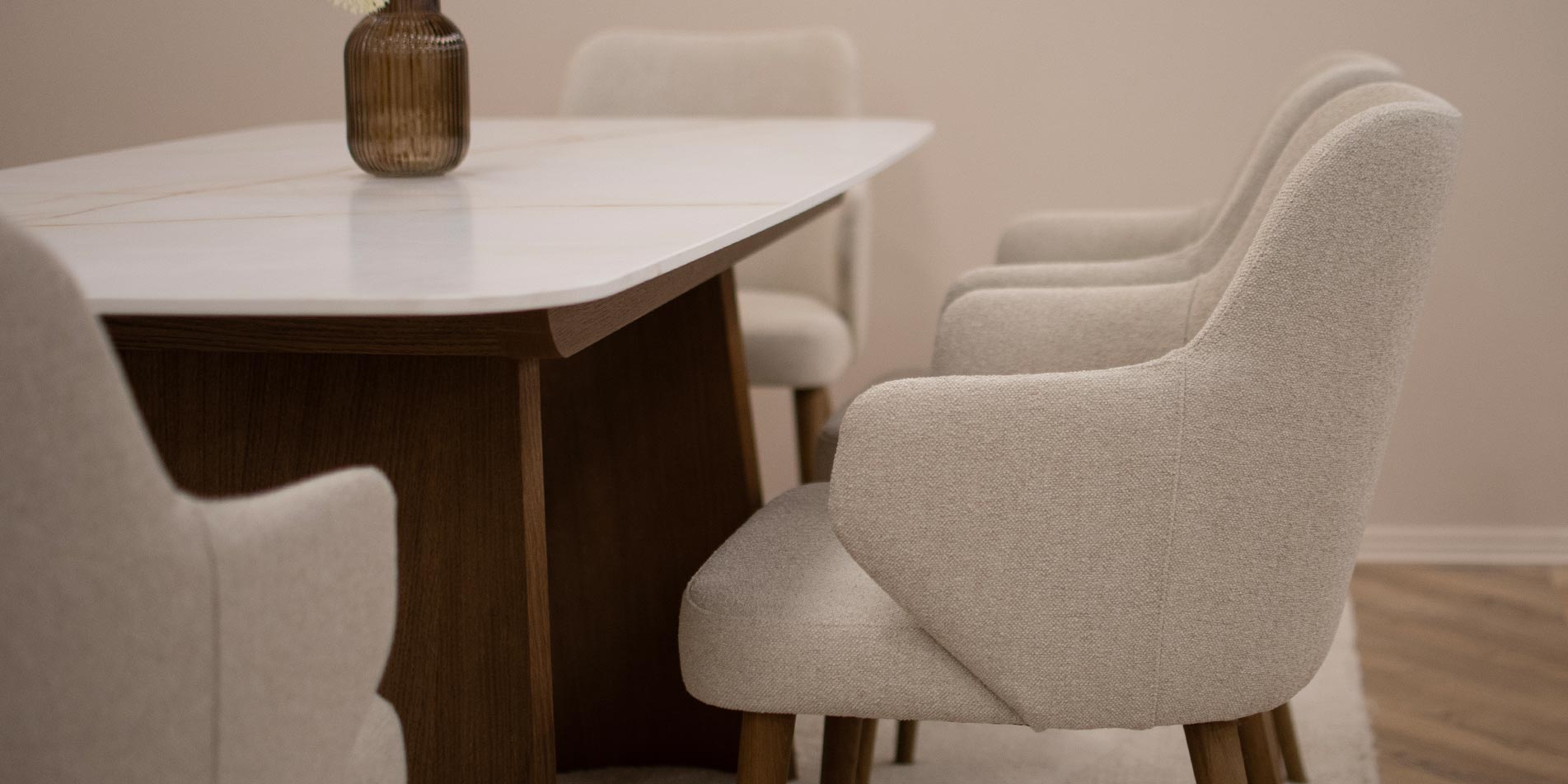 Трпезариска маса со плотна Laminam керамичка површина во комбинација со две неправилни даб ногарки. 