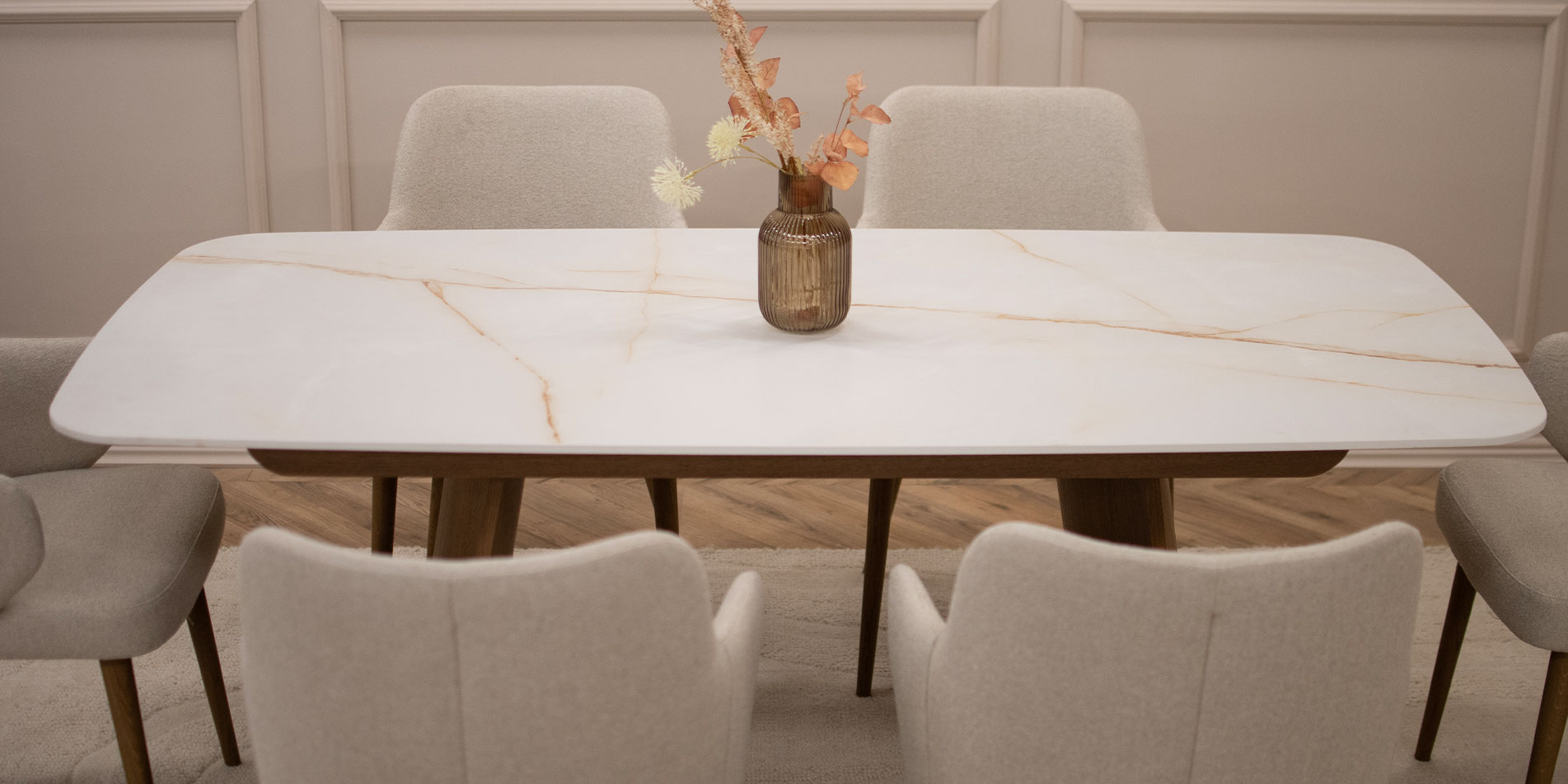 Трпезариска маса со плотна Laminam керамичка површина во комбинација со две неправилни даб ногарки. 