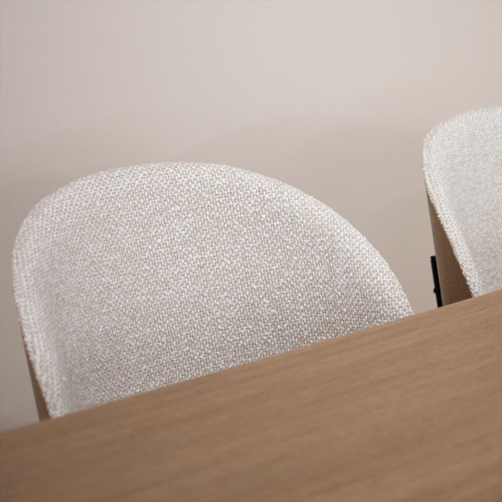 Трпезариски сет од кафеава нијанаса на даб, трпезариска плотна во даб и фурнир на грбот на столиците од даб, со метални ногарки и светло беж мебел штоф.