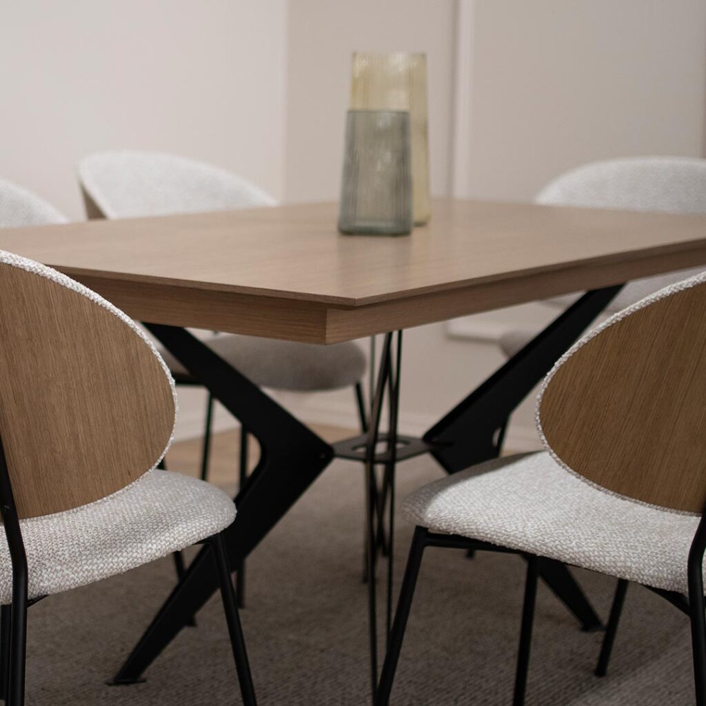 Трпезариска маса Сторм со плотна даб MDF во кафеава боја и со метални ногарки поставени во X форма.