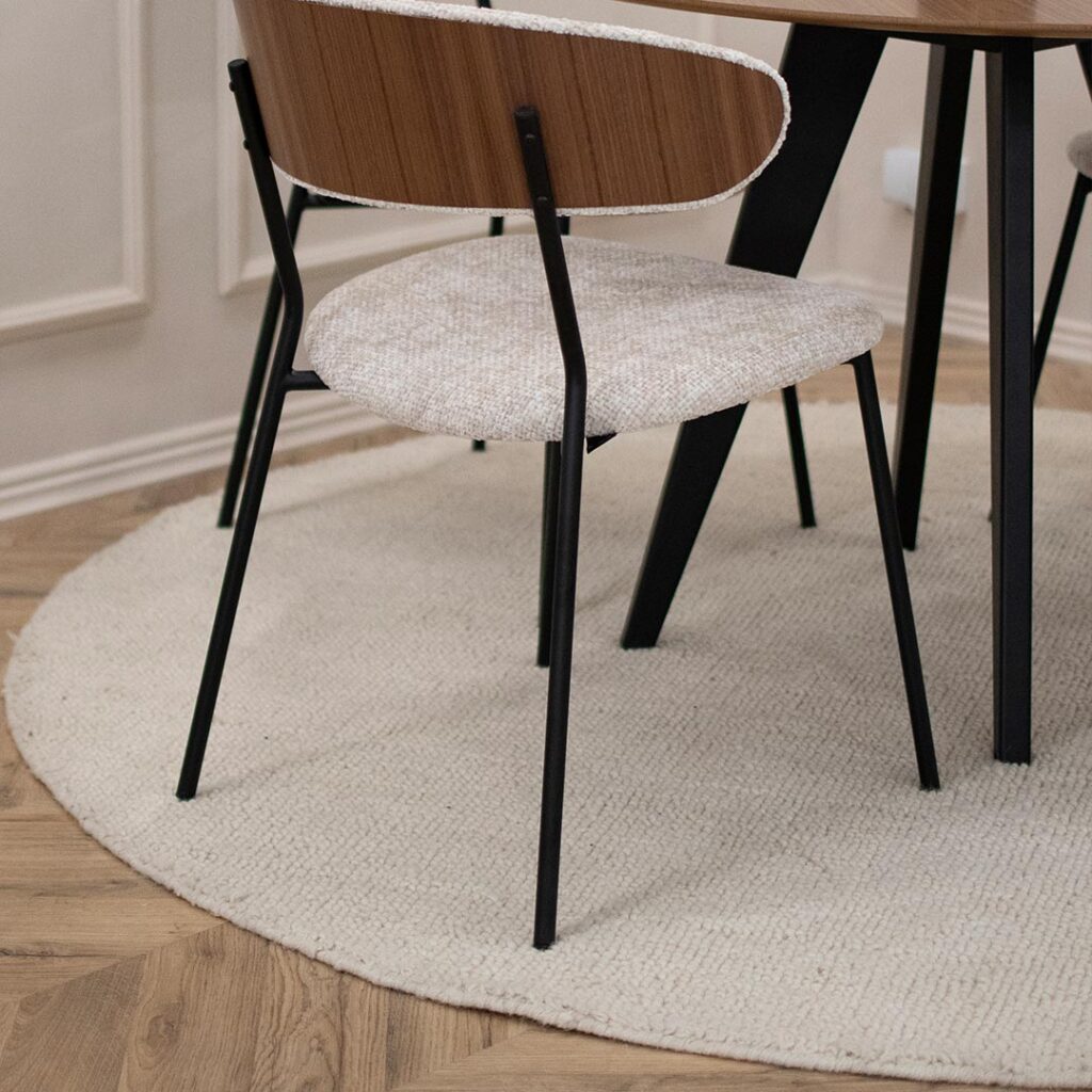 Кружен волнен килим во природна светла ivory Боја.