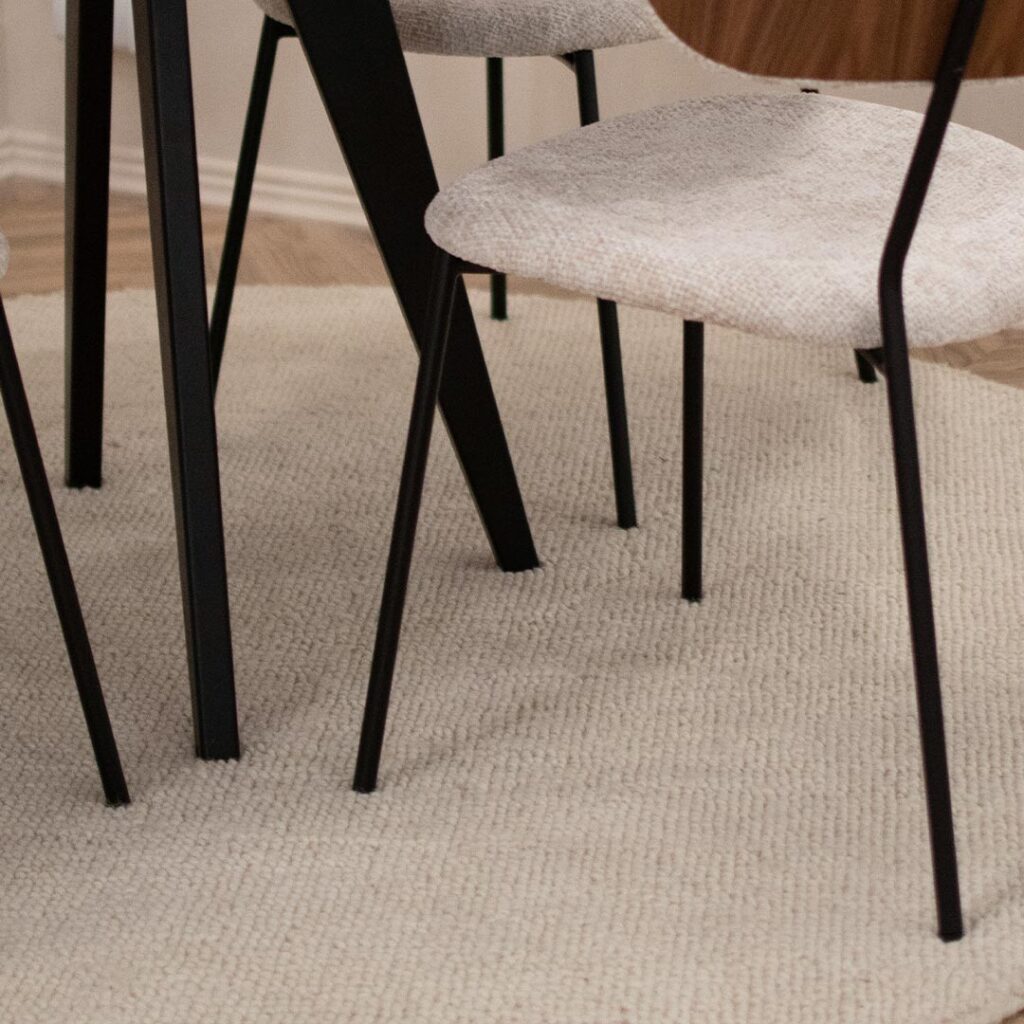 Кружен волнен килим во природна светла ivory Боја.