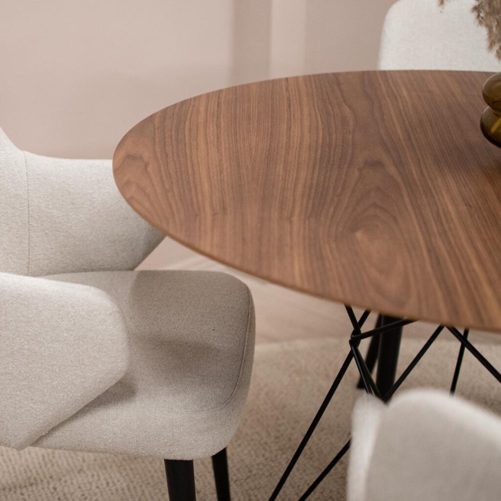 Мала кружна маса со плотна орев и црни испреплетени метални ногрки.