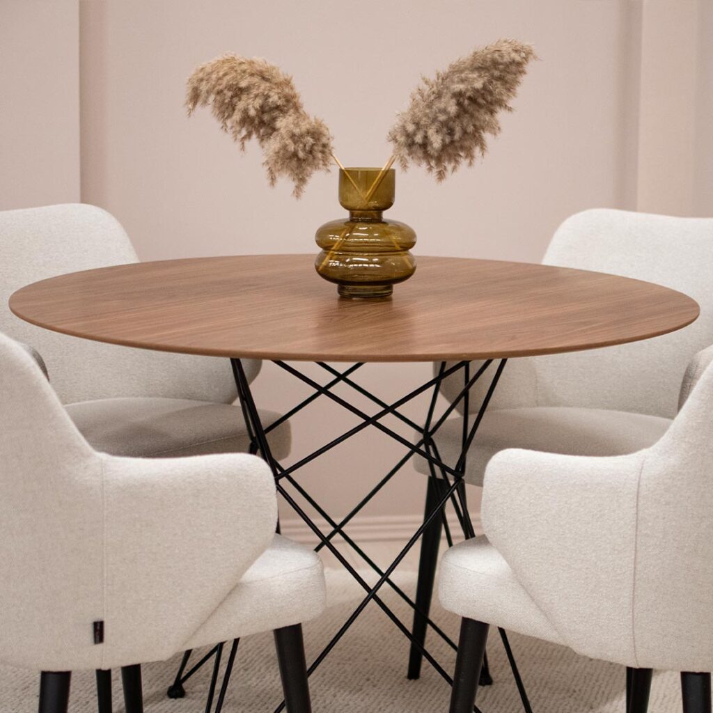 Мала кружна маса со плотна орев и црни испреплетени метални ногрки.