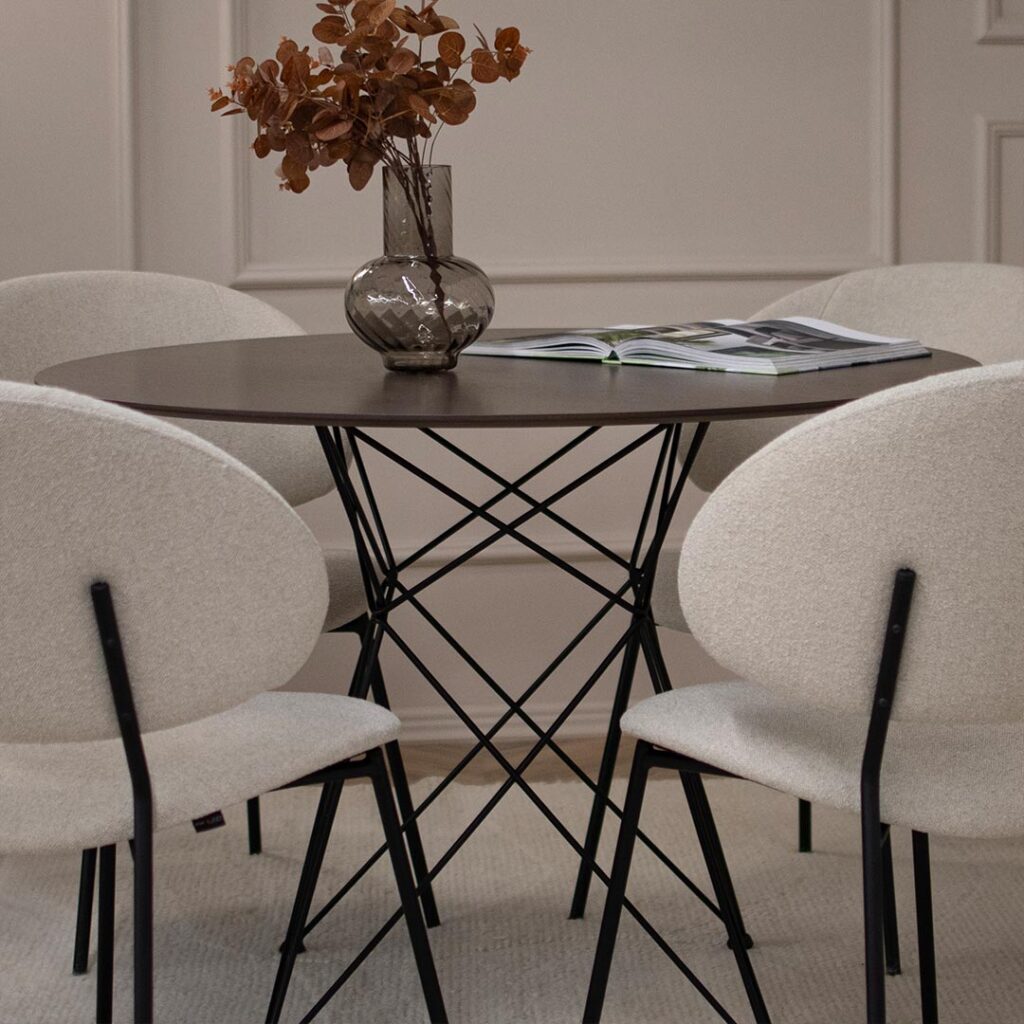 Мала кружна маса со плотна фурниран медијапан даб и испреплетени метални ногарки.