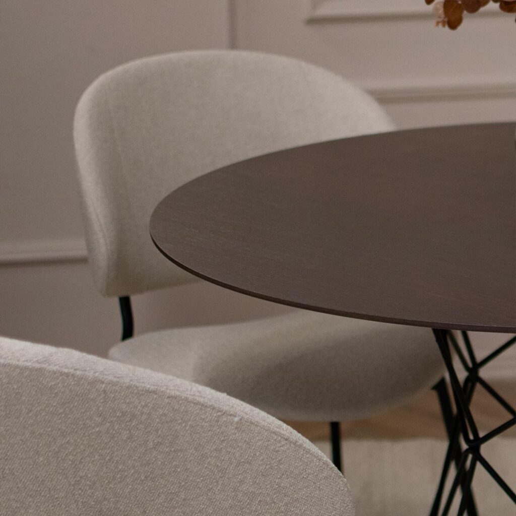 Мала кружна маса со плотна фурниран медијапан даб и испреплетени метални ногарки.