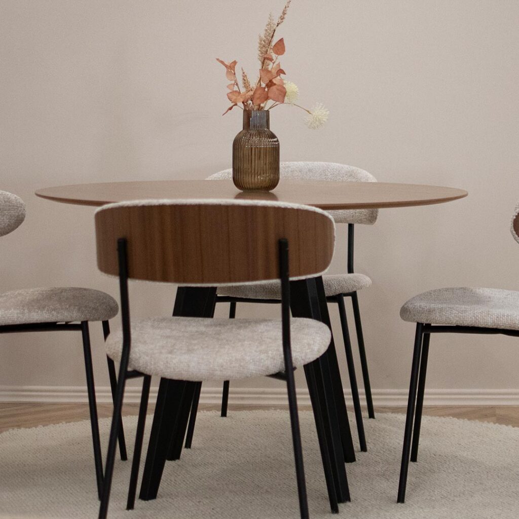 Трпезариска столица Оасис со фурниран грб од орев во комбинација со светло крем мебел штоф и црни метални ногарки.