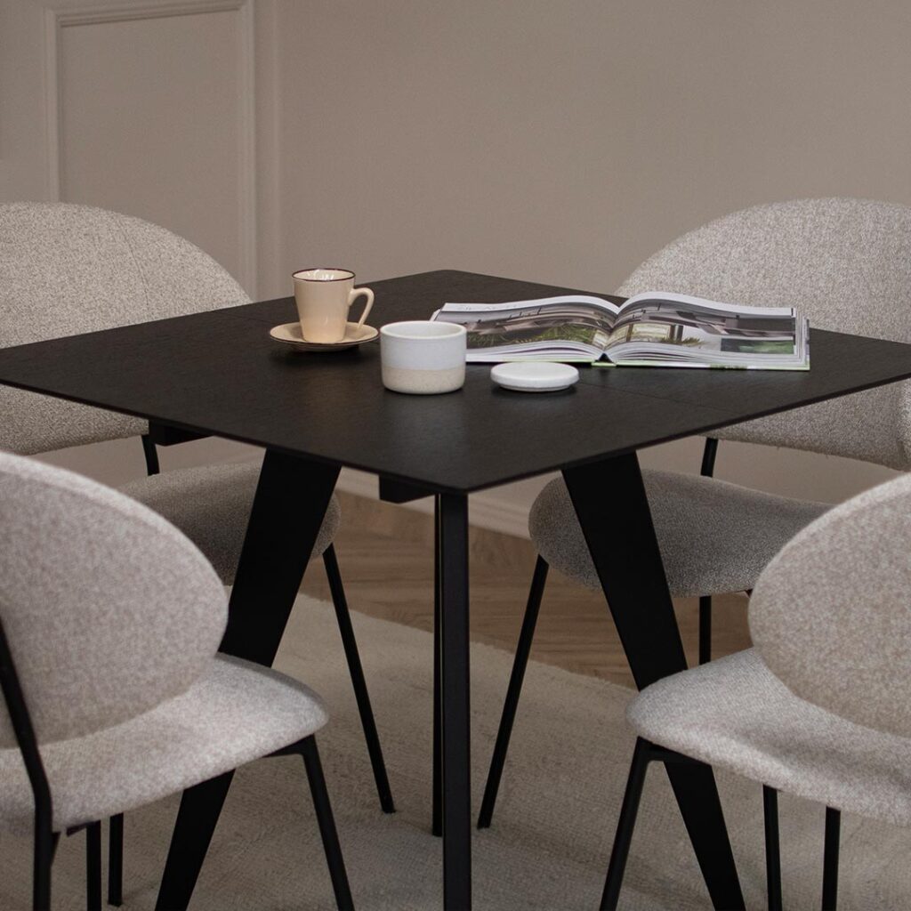 Мала трпезариска маса од даб во црна боја со 4 дрвени ногарки.