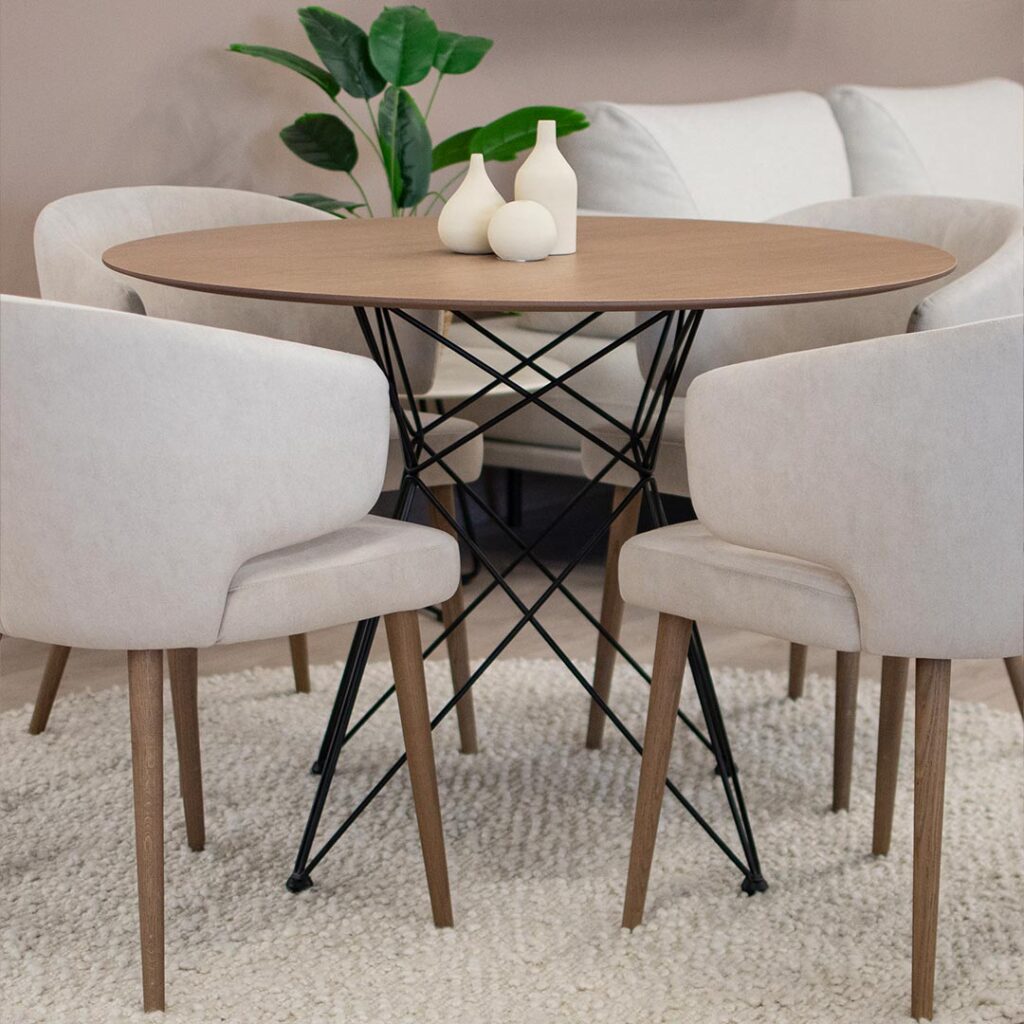 Трпезариски сет со мала крузна маса цо плотна даб и црн метал, со 4 удобни столици со раконаслон во крем велевт.