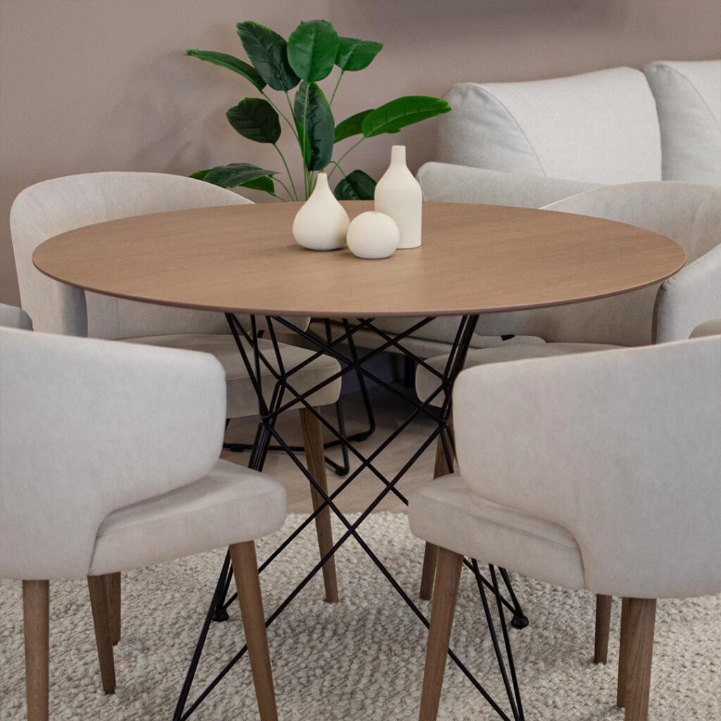 Трпезариски сет со мала крузна маса цо плотна даб и црн метал, со 4 удобни столици со раконаслон во крем велевт.