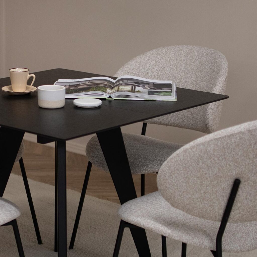 Мала трпезариска маса од даб во црна боја со 4 дрвени ногарки.