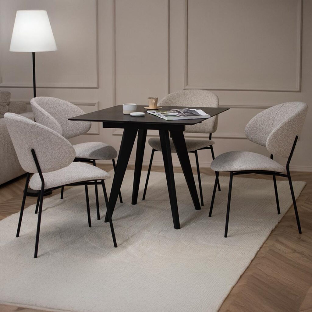 Трпезариски сет со мала црна маса од даб во форма коцка, во комбинација со 4 светло крем удобни столици.