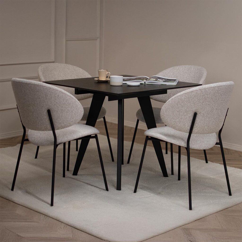 Трпезариски сет со мала црна маса од даб во форма коцка, во комбинација со 4 светло крем удобни столици