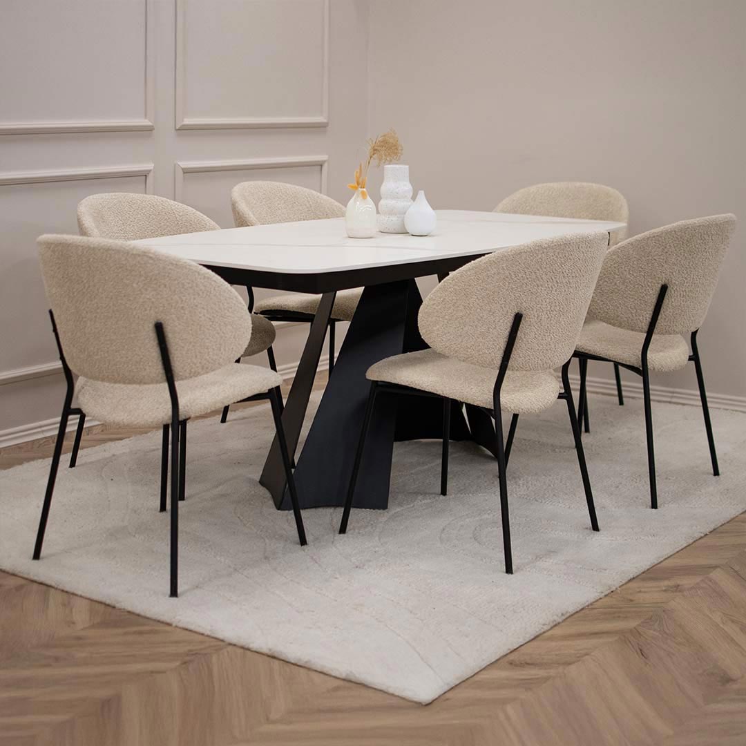 Трпезариската маса Cassini во димензија 160×90 cm со овална Laminam плотна Cristallo Gold Caress.