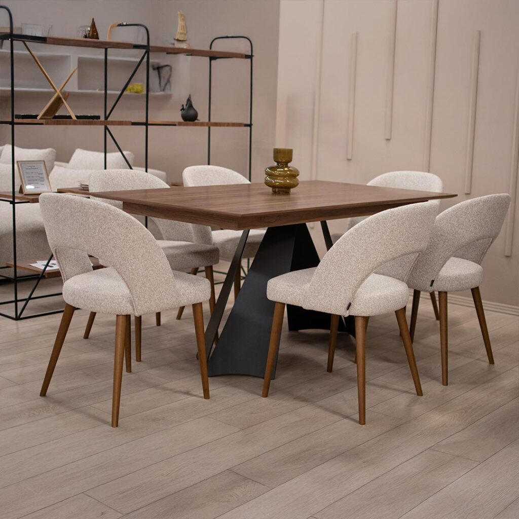 Трпезариски сет со маса со плотна орев и две црни метални ногарки о комбинација со столици со орев ногарки и крем мебел штоф.