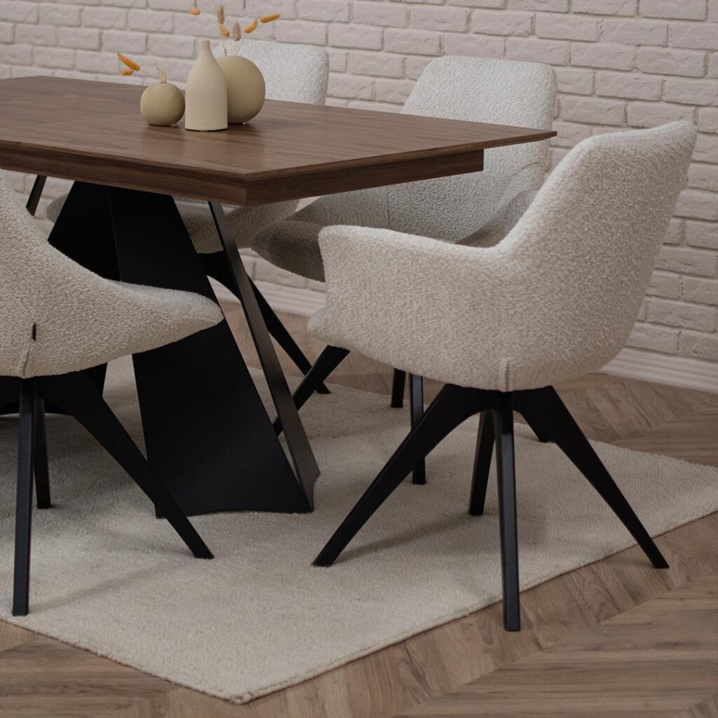 трпезариска столица со раконаслон во крем букле со црни дрвени ногарки на трпезариска маса со плотна орев.