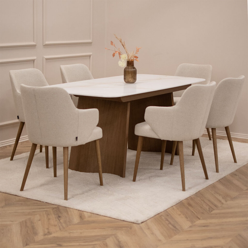 Трпезриска маса Сфера со плотна Laminam и ногарки од дрво даб, во комбинација со столици со раконаслон во крем мебел штоф.