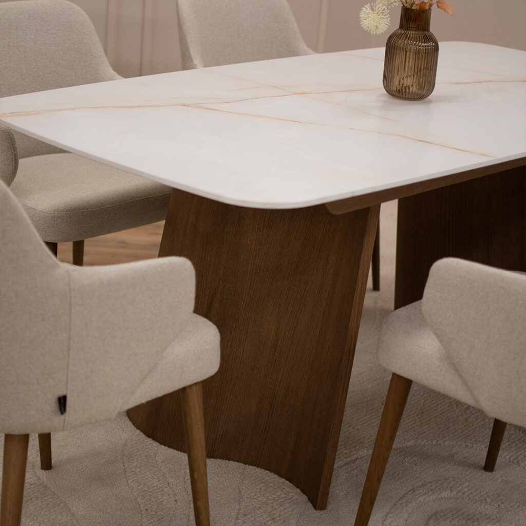 Плотна Cristallo Gold Cares Laminam на трпезариска маса со дрвени ногарки.