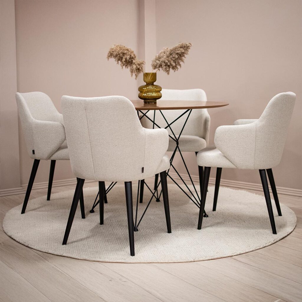 Trpezariski set so mala kruzna masa so orev plotna i crni nogarki vo kombinacija so solici so rakonaslon vo krem mebel shtof i crni nogarki.