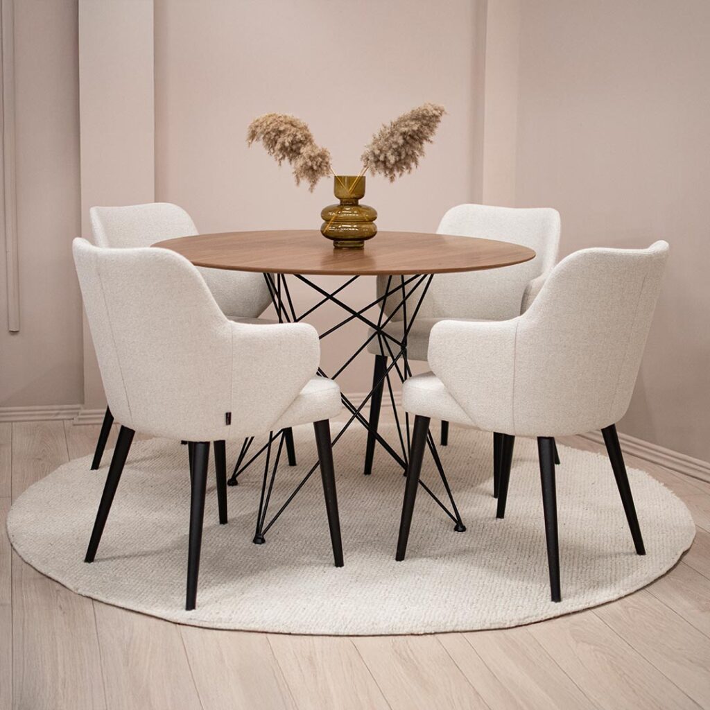 Trpezariski set so mala kruzna masa so orev plotna i crni nogarki vo kombinacija so solici so rakonaslon vo krem mebel shtof i crni nogarki.