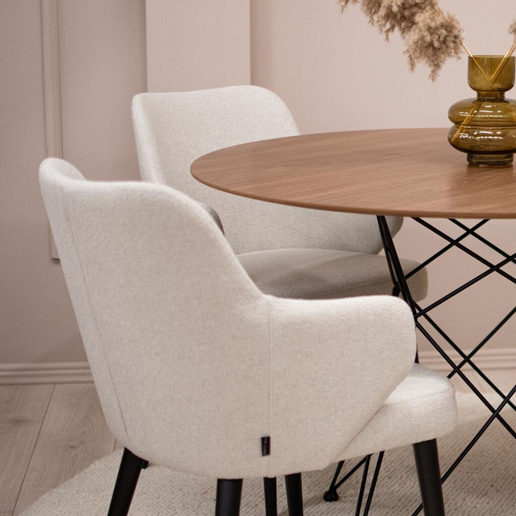 Trpezariski set so mala kruzna masa so orev plotna i crni nogarki vo kombinacija so solici so rakonaslon vo krem mebel shtof i crni nogarki.