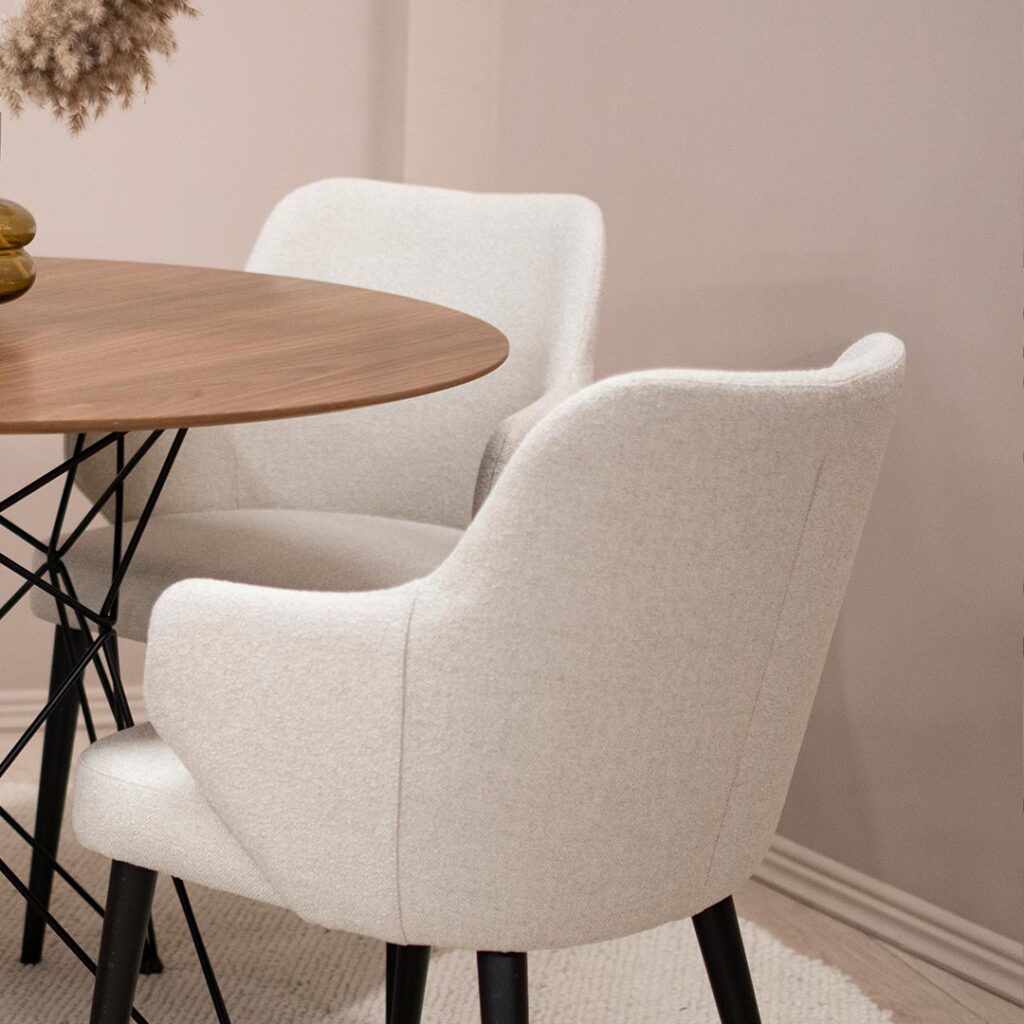 Trpezariski set so mala kruzna masa so orev plotna i crni nogarki vo kombinacija so solici so rakonaslon vo krem mebel shtof i crni nogarki.